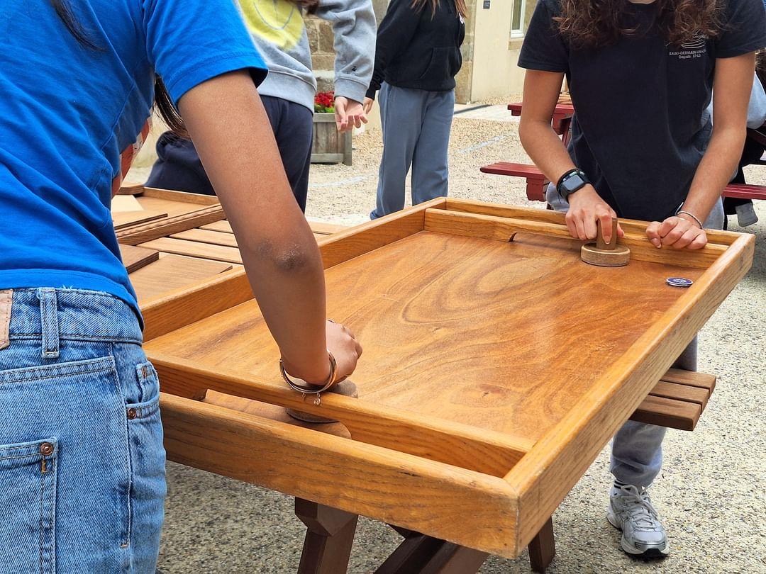 adultes qui jouent a la table glisse