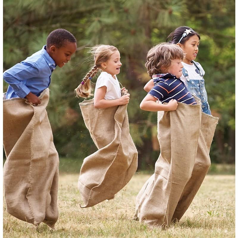 enfants dans sac de jute